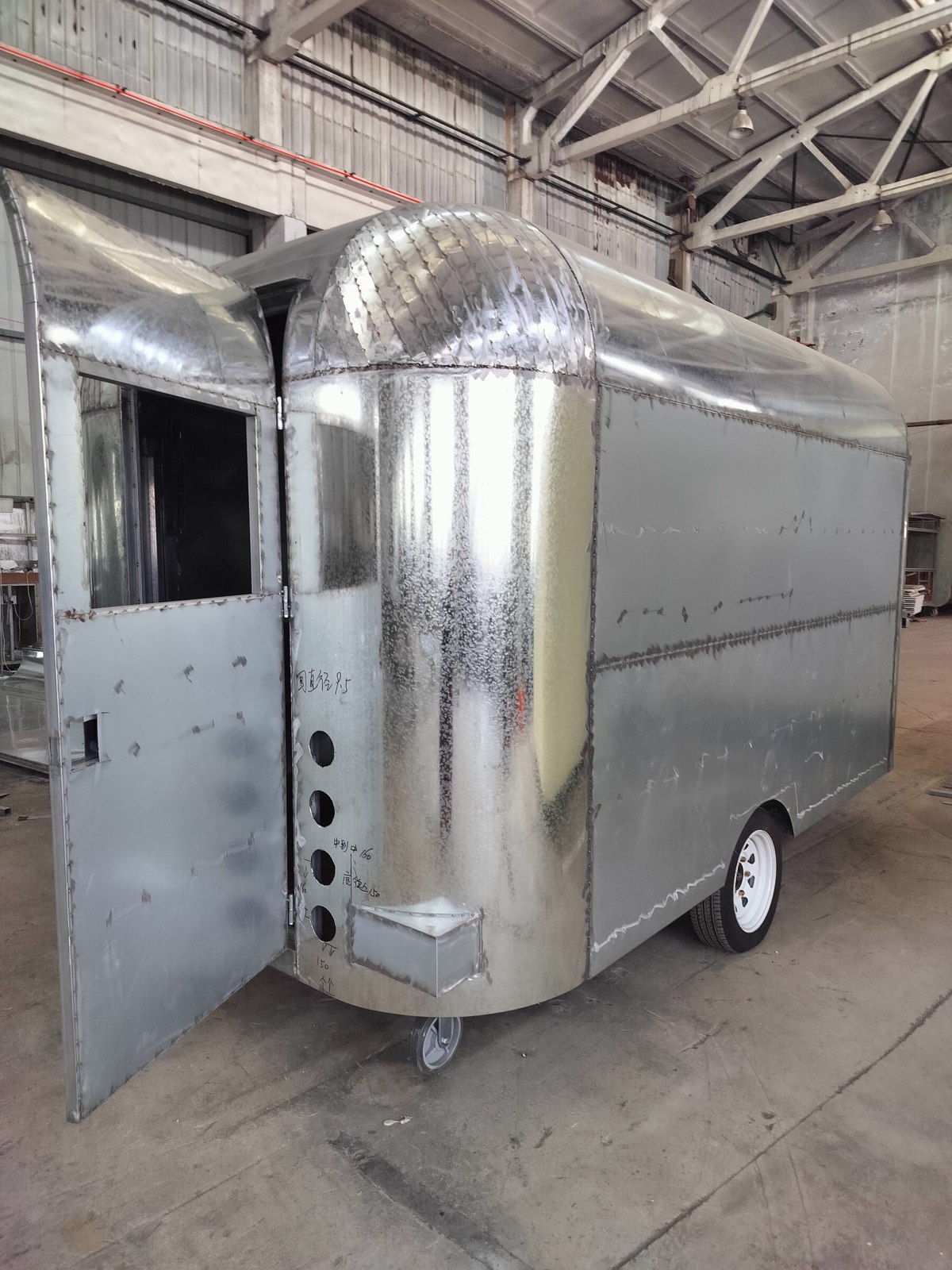 Open serving hatch during the body fabrication stage