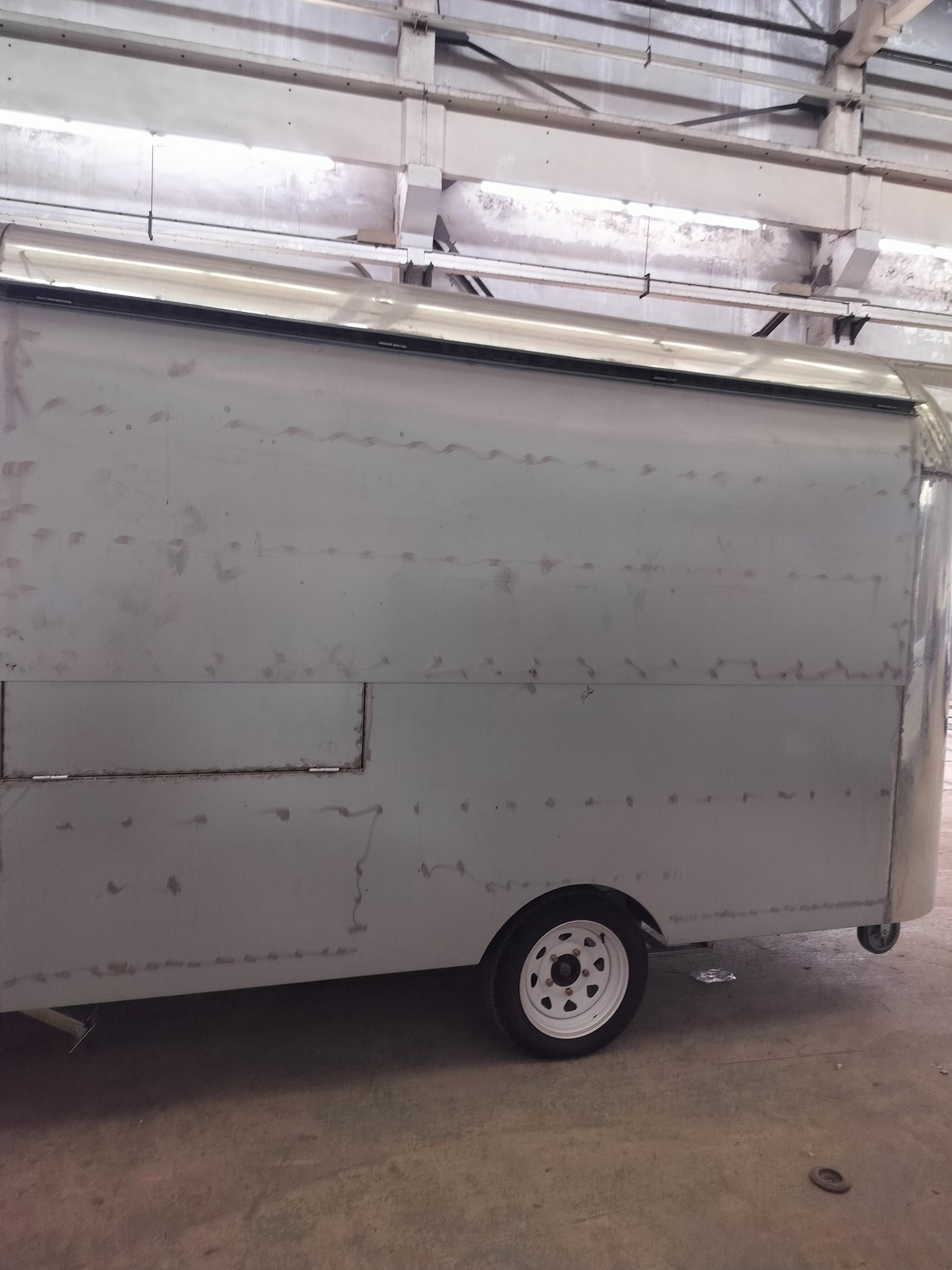 Side view showing the serving area in relation to the wheels