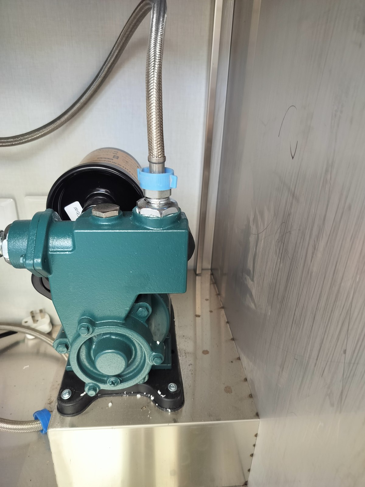 Water pump and pipe connections inside the cabinet