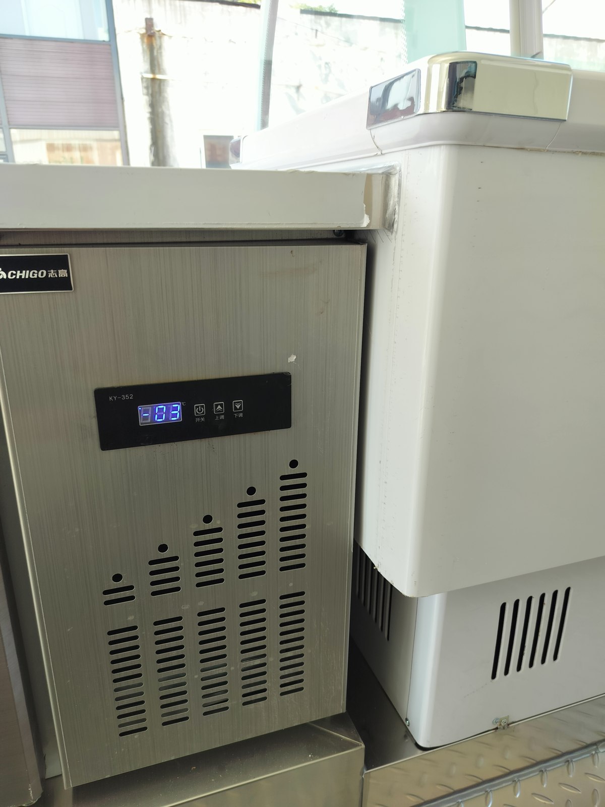 Refrigeration control panel and surrounding installation