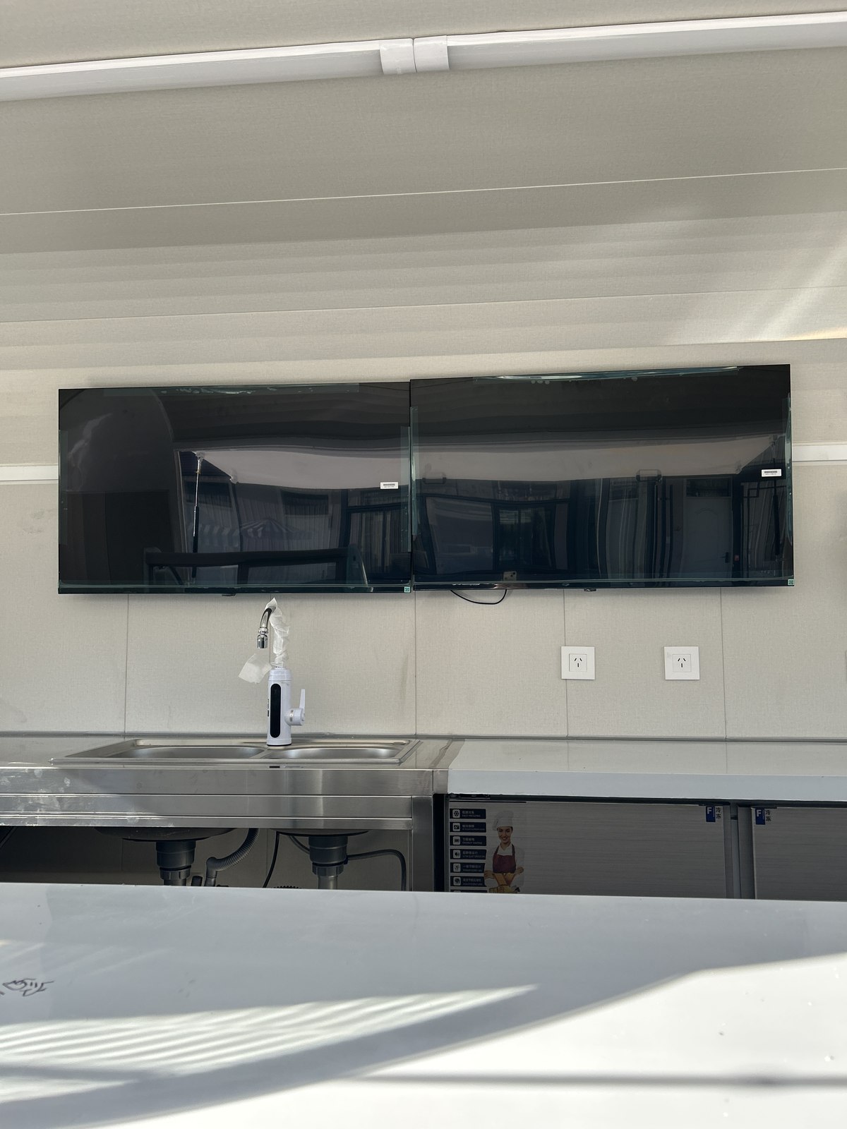 Completed arrangement of the paired screens, worktop and sinks