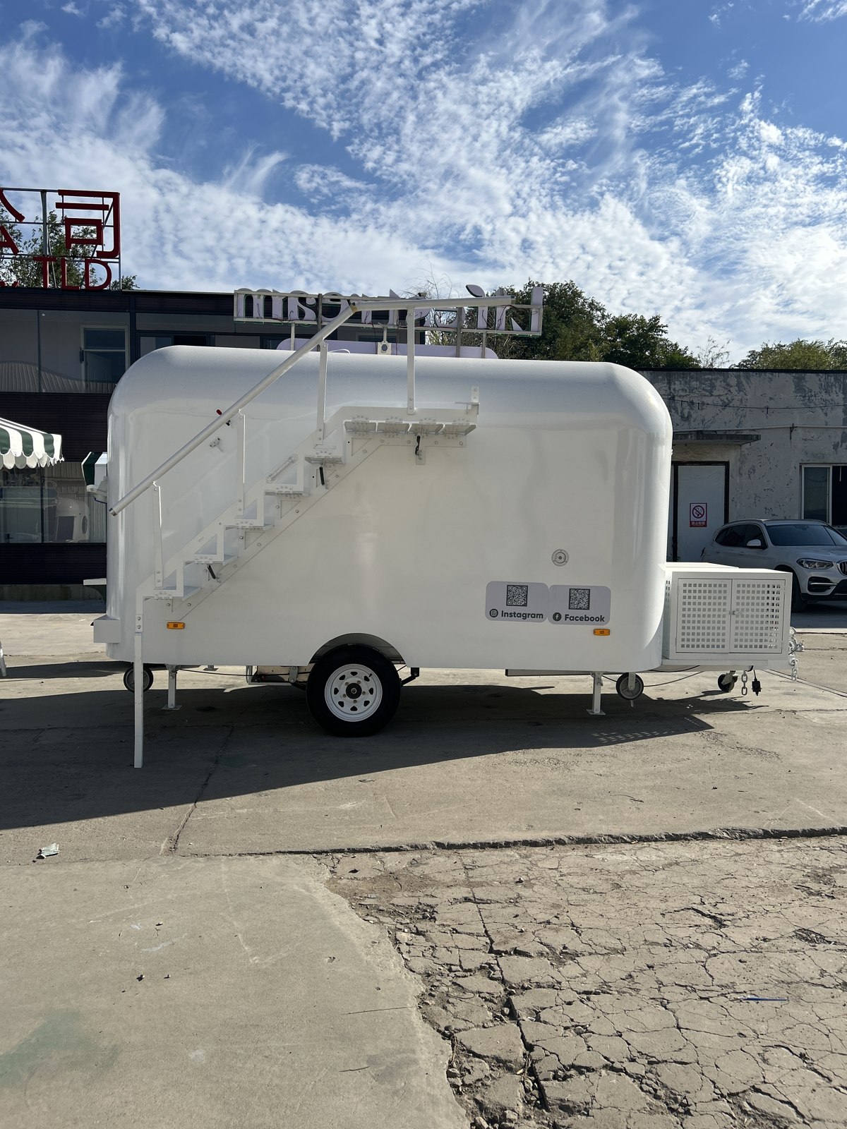 Side view of the ladder fitted along the trailer body