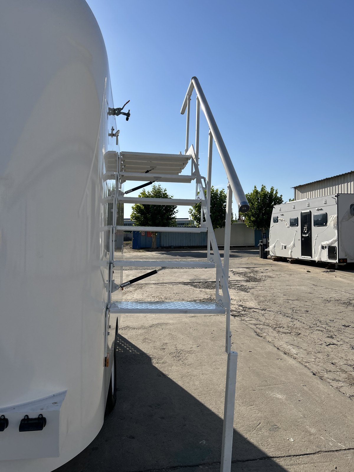 Side structure with the ladder opened out