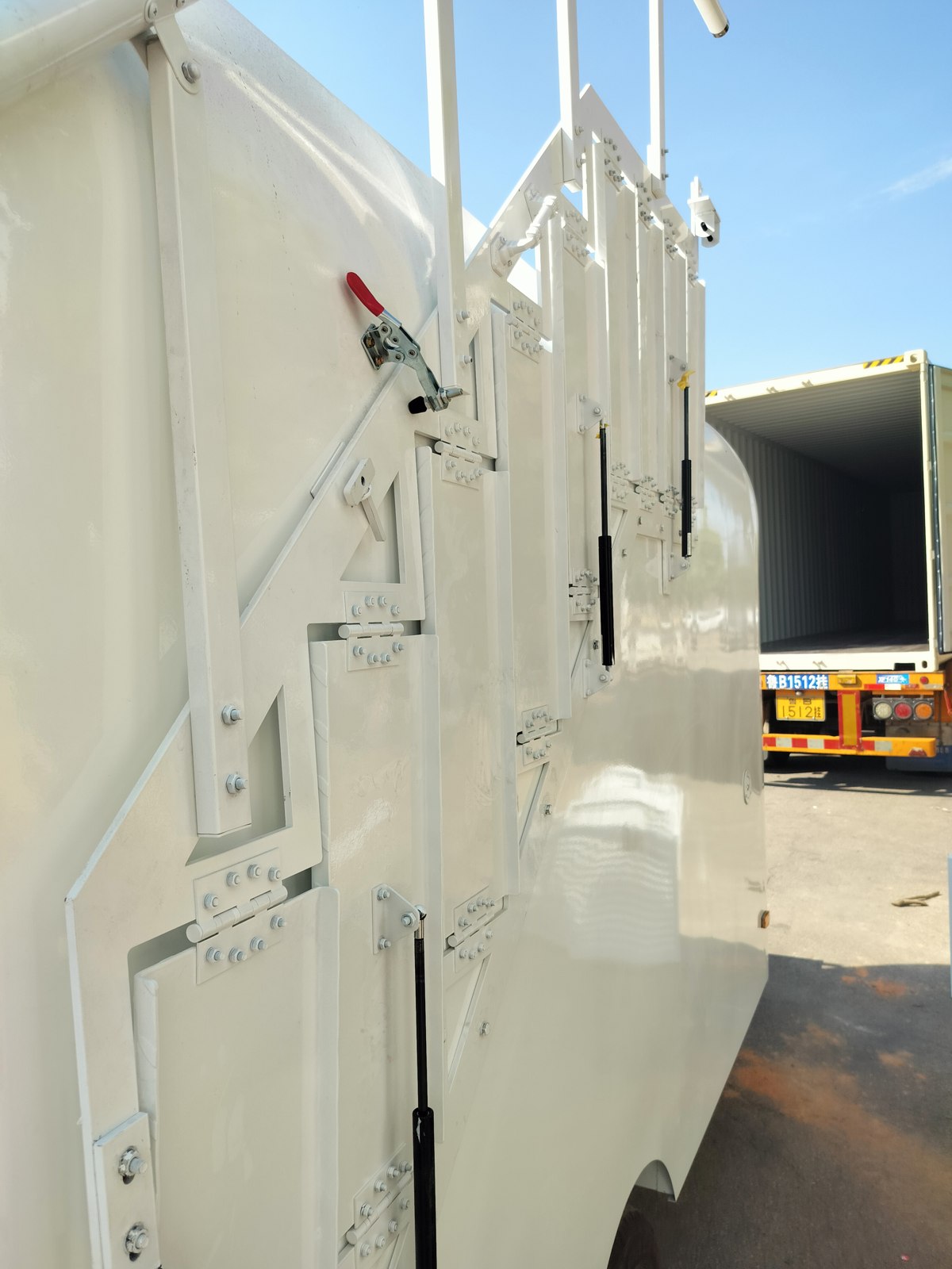 Preparing the ladder for removal and stowage before container loading