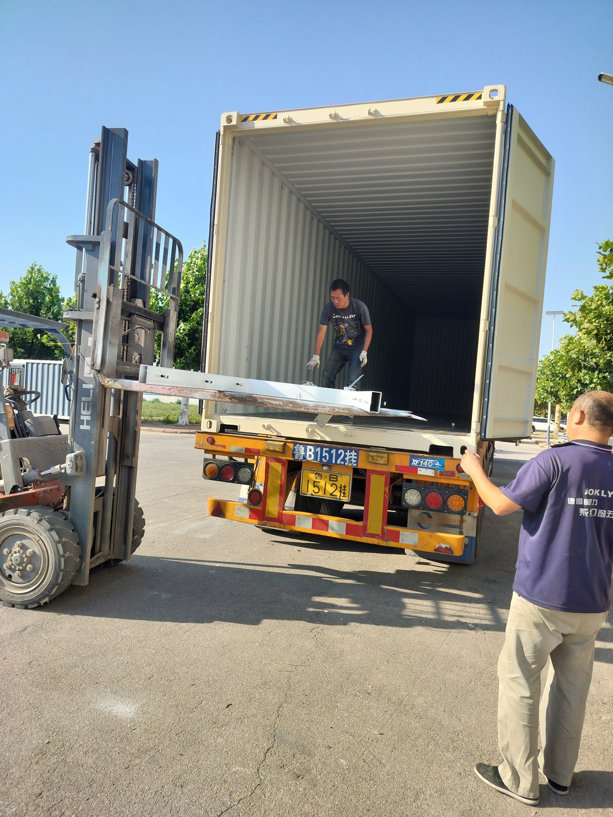 Preparing for the container loading work