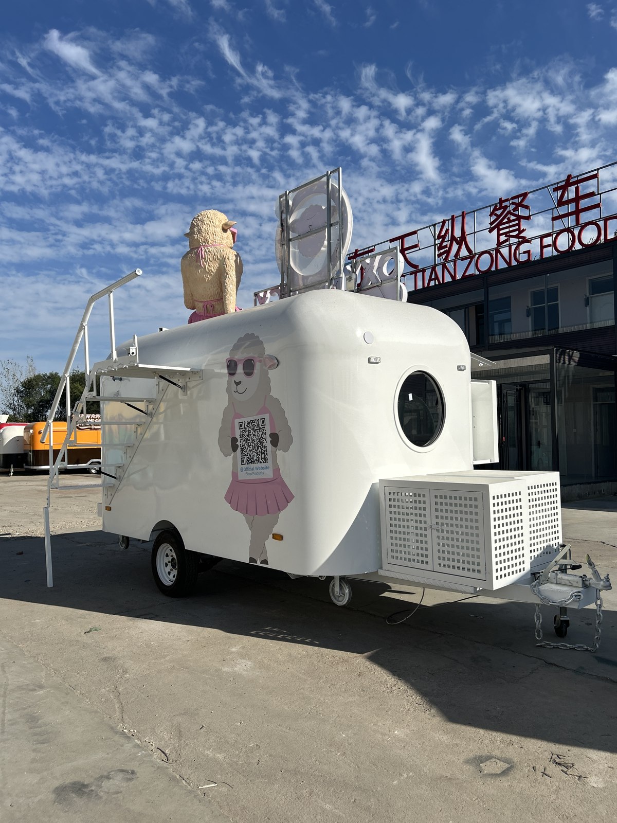 Front-quarter view showing the roof display and trailer body together