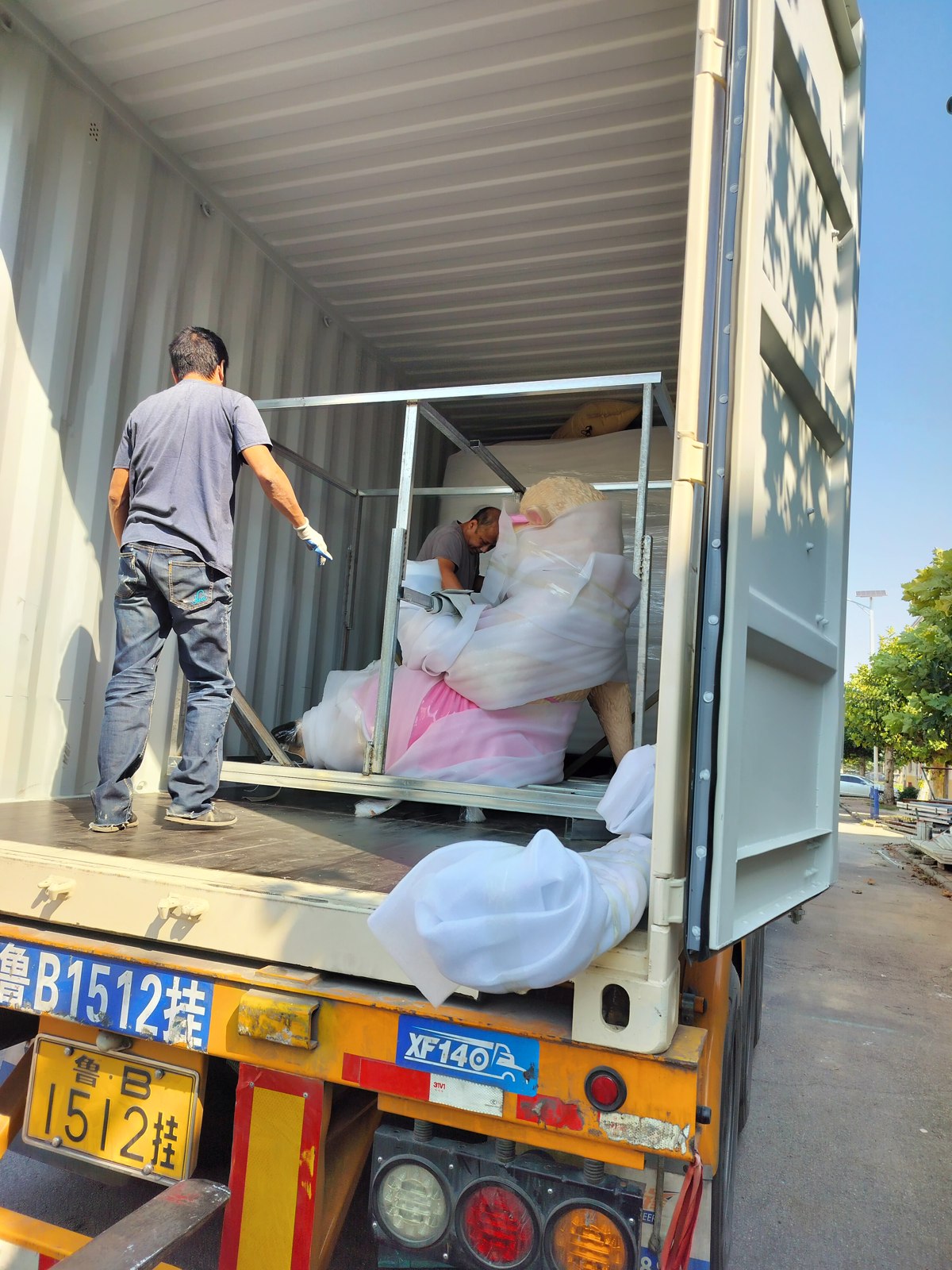 Positioning a sculpture frame during loading